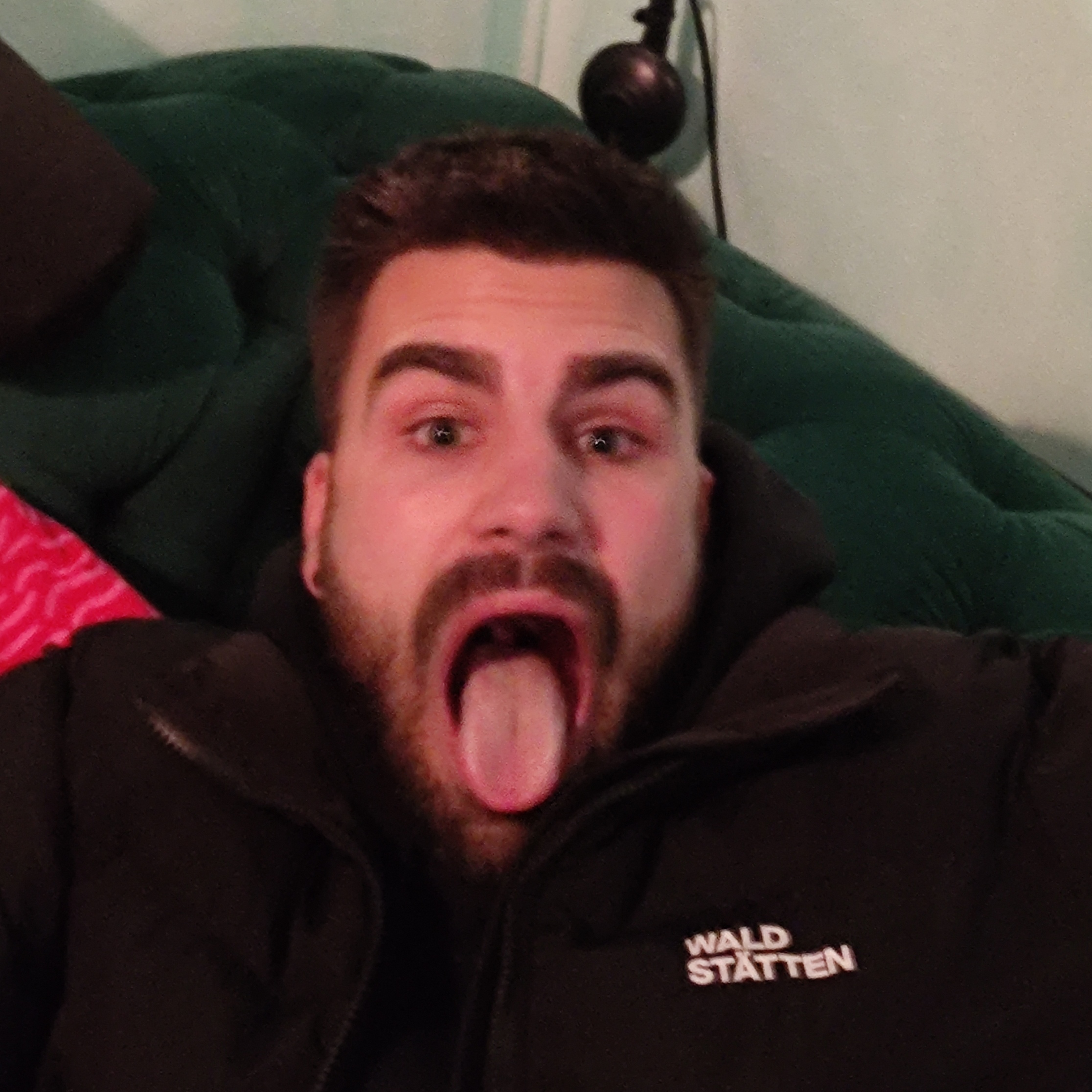 Cet homme cherche l'amour, trouvez le